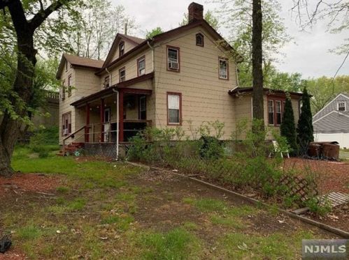 70 Passaic St, Rochelle Park, NJ 07662-3329