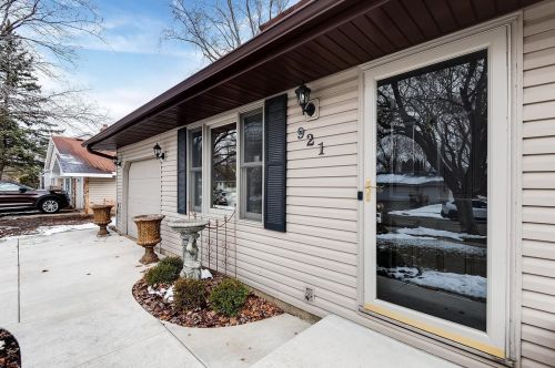 921 Duchess Ln, Saint Paul, MN 55124-8915