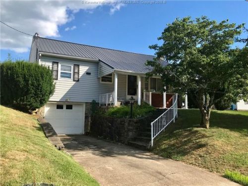 210 3rd Ave, Statts Mills, WV 25271-1528