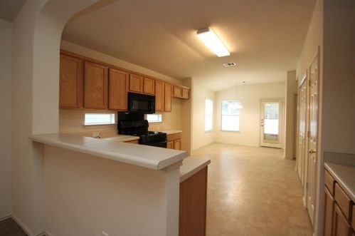 743 Hogan, Uhland TX  78640-5784 exterior