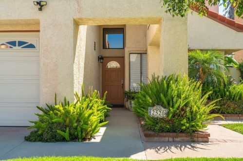 2520 Glenhurst Ct, Simi Valley, CA 93063-5319
