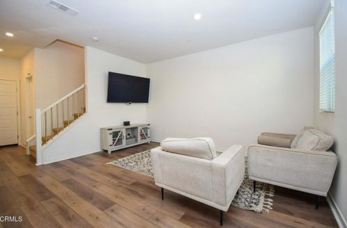 561 Winchester Dr, Oxnard, CA 93036