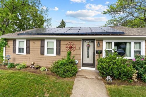 2 Dunbar Ct, Warwick, RI 02886-7503