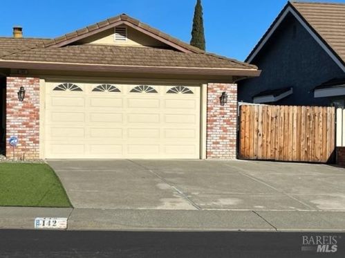 142 Hillview Dr, Vacaville, CA 95688-4216