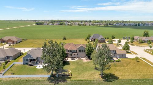 1910 Parkside Dr, Sycamore IL  60178-3315 exterior