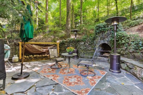 2885 Mornington Dr, Atlanta GA  30327-1272 exterior