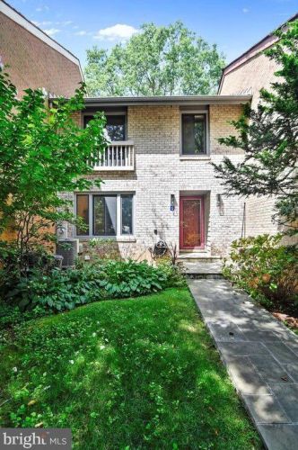 2016 Swans Neck Way, Herndon, VA 20191-4035