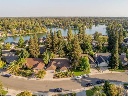 570 Mallard Cir, Fresno, CA 93730-1227