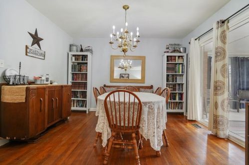1381 Carolyn Dr, Atlanta GA  30329-3546 exterior