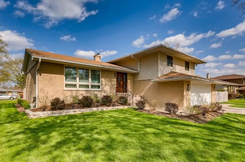 1605 Rosetree Ln, Mount Prospect, IL 60056-1666