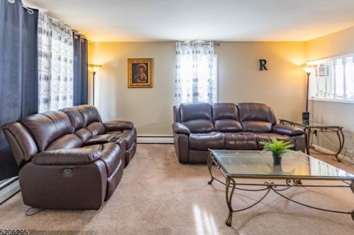 41 Woodward Ave, Bloomingdale, NJ 07403-1503
