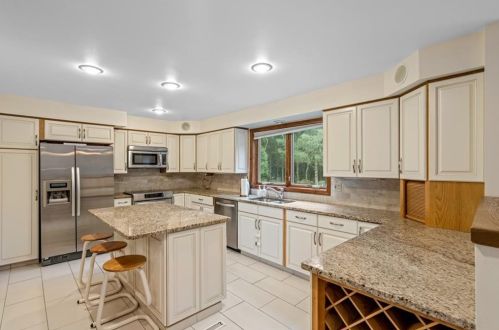 1710 Stony Ln, North Kingstown, RI 02852-2918