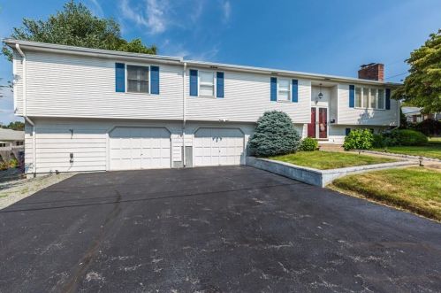 8 Carol Ann Dr, Providence, RI 02911-2223