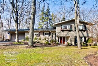 5 Reliance Ln, Half Day, IL 60069-3308