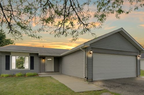 826 Huron Ct, Carol Stream, IL 60188-1475