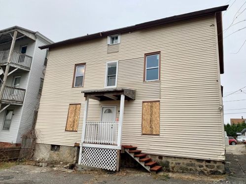56 South St, Waterbury, CT 06706-1526