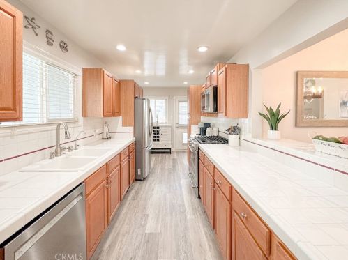 14818 Fonthill Ave, Hawthorne, CA 90250-8428