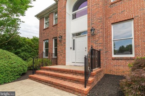 4 Betsy Ct, Trenton, NJ 08620-9739