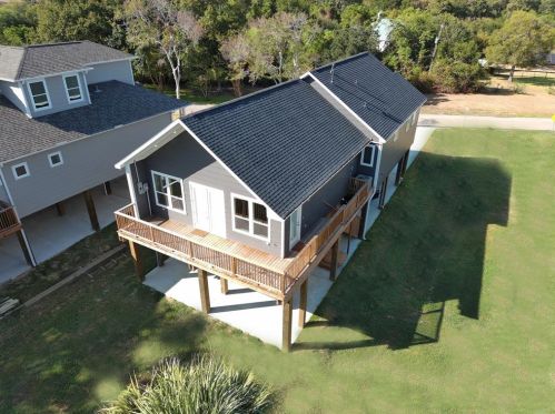 713 Baywood Dr, Taylor Lake Village TX exterior