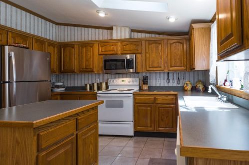 9 Hillcrest St, Hinsdale, NH 03451-2432