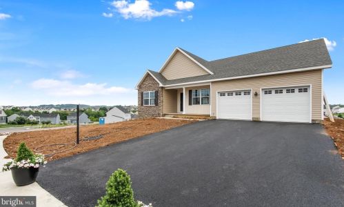 205 Farm House Ln, York, PA 17408-6279