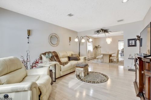 21 Fitzrandolph Rd, Town Center, NJ 07052-3508