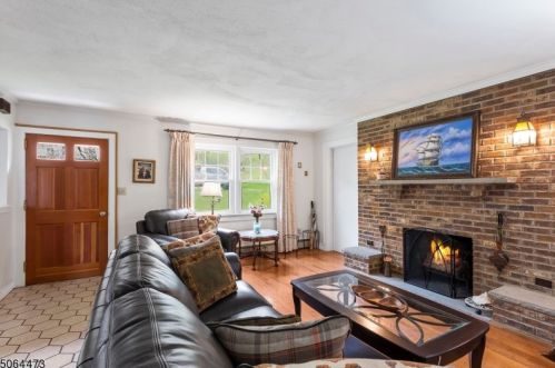 49 Old Mountain Rd, Lebanon, NJ 08833-4202