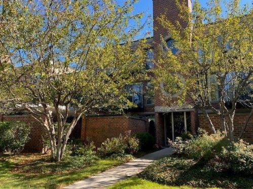 6020 Arbor Ln, Northfield, IL 60093-3366
