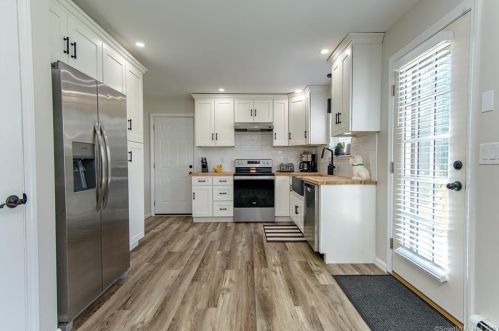 15 Bartlett Meadow Dr, Killingly CT  06241-1847 exterior