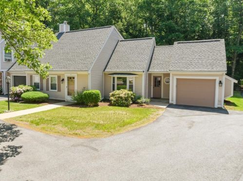 16 Pheasant Run Ln, Stratham, NH 03885-2268