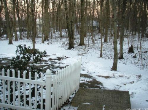 181-B Hilltop Rd, Cheshire CT  06410 exterior