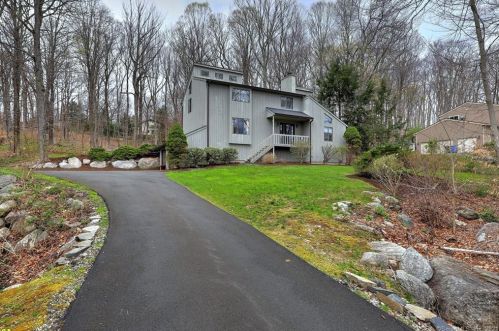 40 Harmony Ln, Upper Stepney, CT 06468-1138