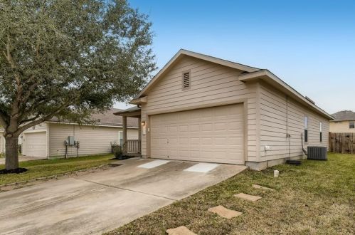 11810 Bastrop St, Webberville, TX 78653-4949