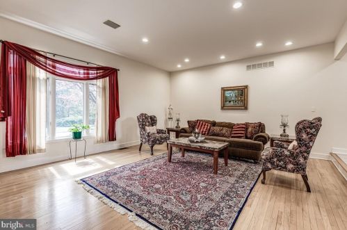 8 Tomlyn Dr, Princeton NJ  08540-4316 exterior