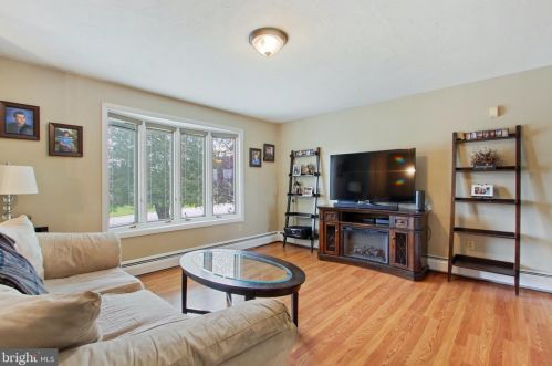 1464 Whispering Spg Dr, York PA 17408-8209 exterior