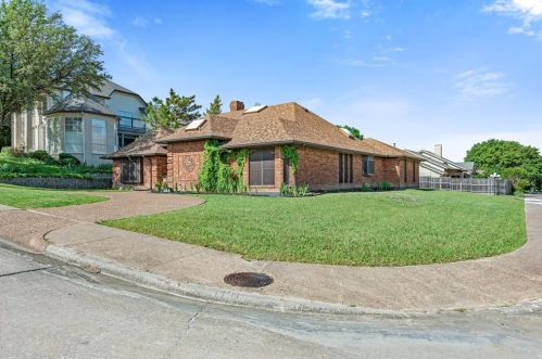 2700 Stain Glass Ct, Carrollton TX  75007-5052 exterior