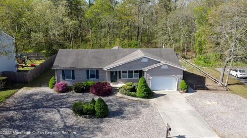 11 Sunset Dr, Lacey, NJ 08731-2721