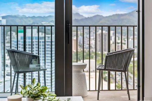 987 Queen St, Honolulu HI  96814-4118 exterior