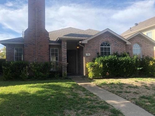 1706 Lantana Dr, Garland TX  75040-2820 exterior