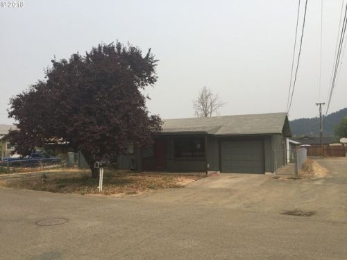 1090 Lester St, Sutherlin OR  97479-9404 exterior
