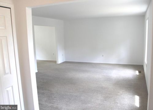 5076 Queens Wood Dr, Springfield VA  22015-1530 exterior