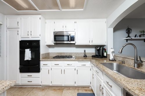 740 Breeze Hill Rd, Vista, CA 92081-4301