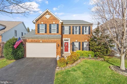 8156 Tillinghast Ln, Gainesville, VA 20155-3823