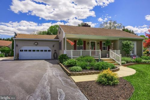 1 Evergreen Ln, York, PA 17408-6010