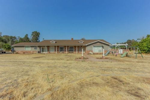 6867 Bethel Ave, Clovis, CA 93619-8882