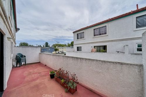 1956 Plaza Del Amo, Torrance CA  90501-4400 exterior