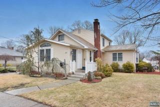 28 Catherine St, Bloomingdale, NJ 07403-1233