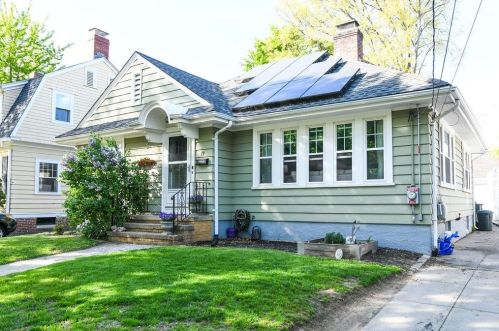 79 Ravenswood Ave, Providence, RI 02908-2021