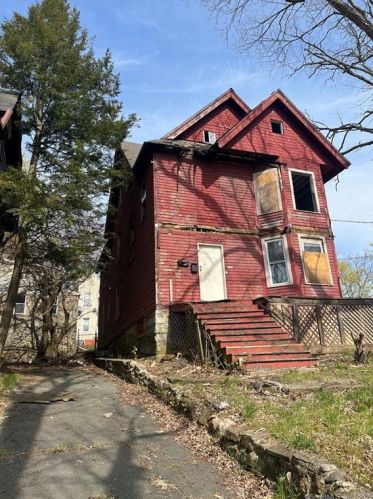 156 Waterville St, Waterbury, CT 06710-1851