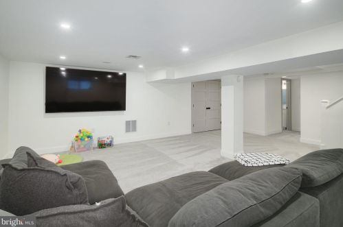 377 Kings Hwy, Tavistock NJ 08033-2004 exterior